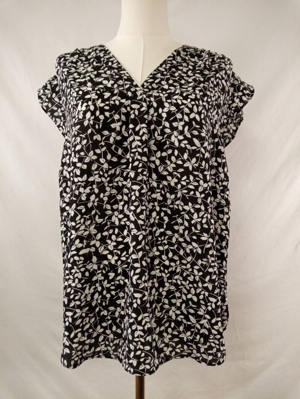 Chaus New York Women's Black White Blouse Size Medium